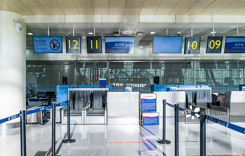 中国山东济南遥墙机场国内国际机场航站楼值机登机大厅候机室安检区托运排队通道围栏，室内无人图像摄影图片素材