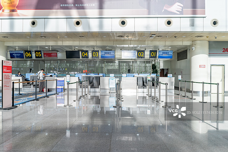 中国山东济南遥墙机场国内国际机场航站楼值机登机大厅候机室安检区托运排队通道围栏，室内无人图像摄影图片素材