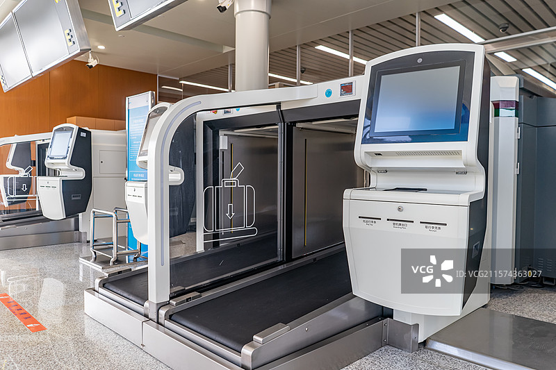 中国国际港澳台出发机场值机登机大厅票务安检区托运行李传送带入口和航班动态大屏幕，室内无人图像摄影图片素材