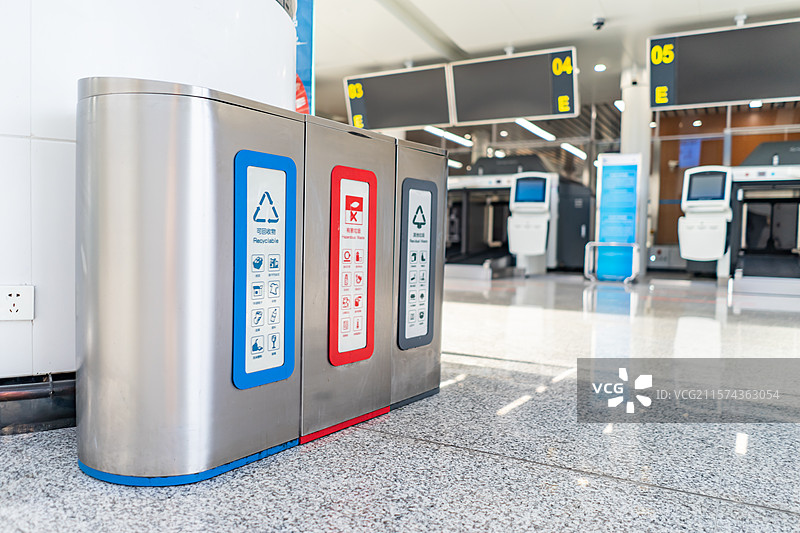 中国公共设施拍摄主题，机场候机厅大厅的可回收利用垃圾分类定点投放点设备用品，室内无人图像摄影图片素材