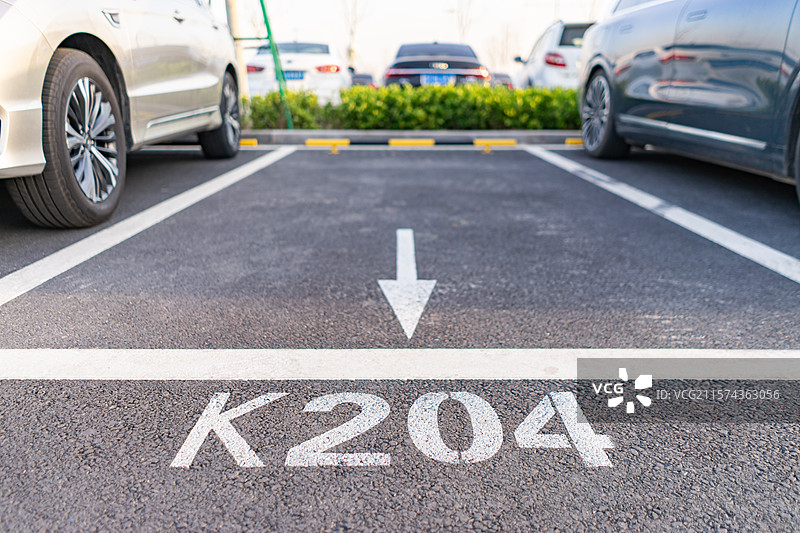 中国山东济南遥墙机场城市交通拍摄主题，地上停车场里的停车位停满了汽车车辆，户外白昼无人图像摄影图片素材