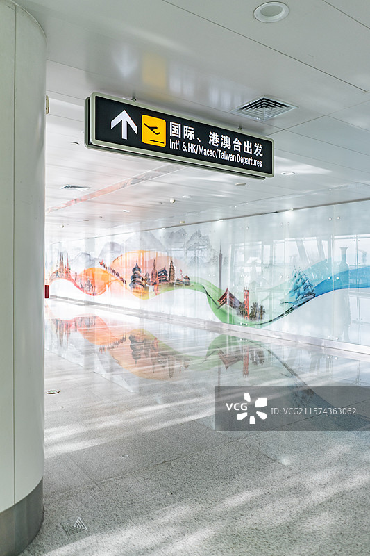 中国山东济南遥墙机场航站楼国际港澳台出发值机登机大厅候机室的通道和壁画，室内旅客图像摄影图片素材
