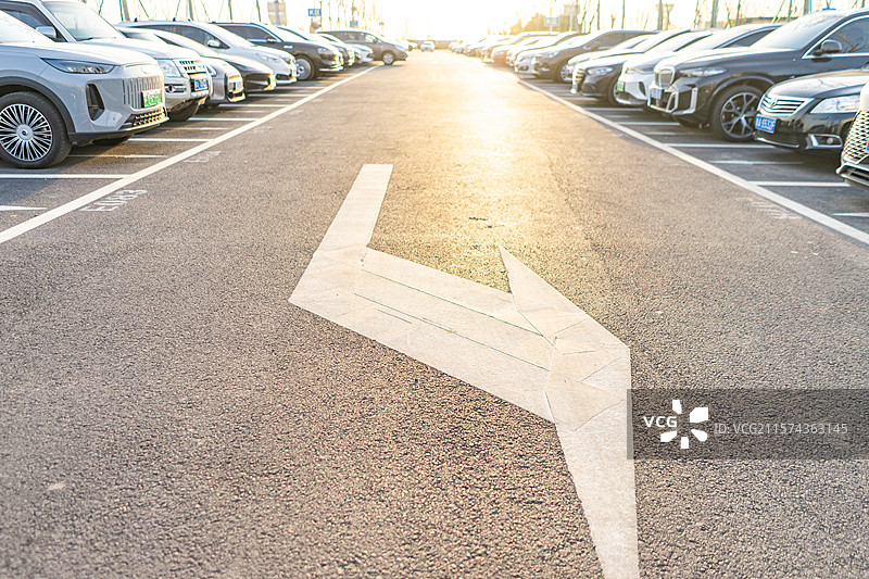 中国山东济南遥墙机场城市交通拍摄主题，地上停车场里的停车位停满了汽车车辆，户外白昼无人图像摄影图片素材