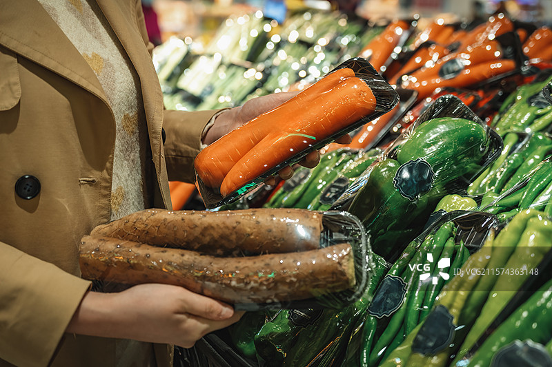 超市购物的女性图片素材