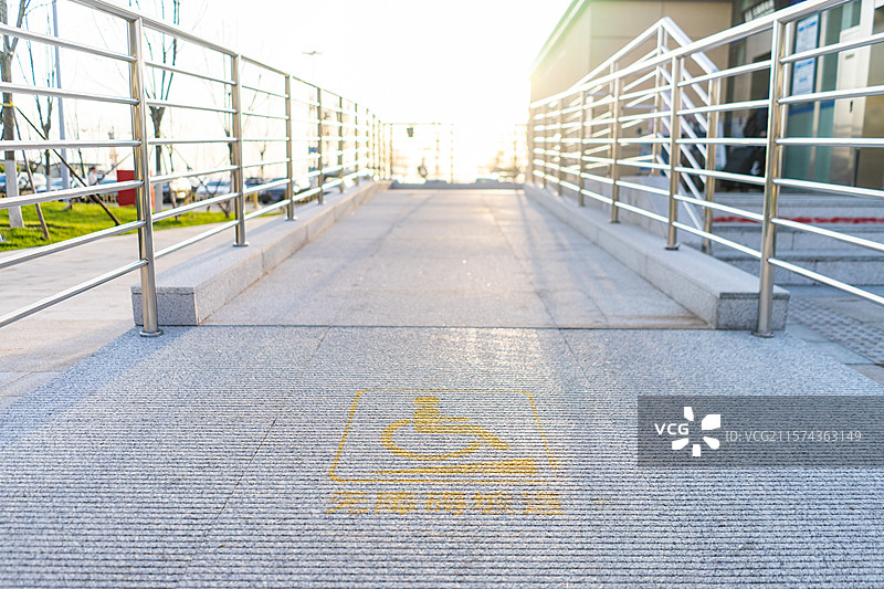 中国城市交通拍摄主题，济南遥墙机场停车场的地铁地下通道的公共建筑滚梯楼梯，户外白昼无人图像摄影图片素材