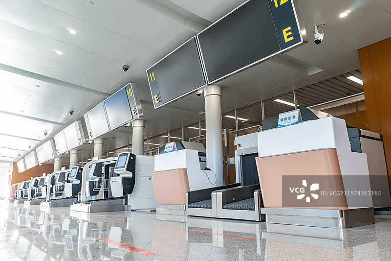 中国国际港澳台出发机场值机登机大厅票务安检区托运行李传送带入口和航班动态大屏幕，室内无人图像摄影图片素材