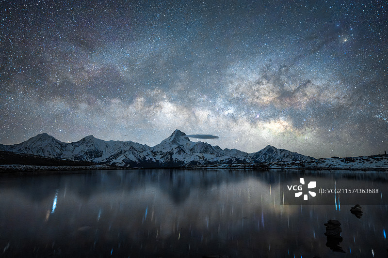 冷嘎措银河倒影图片素材