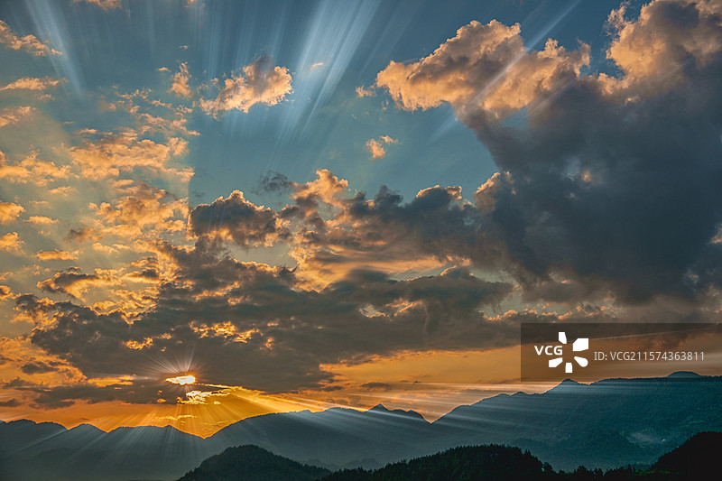 重庆酉阳：石门山下光影纪实图片素材