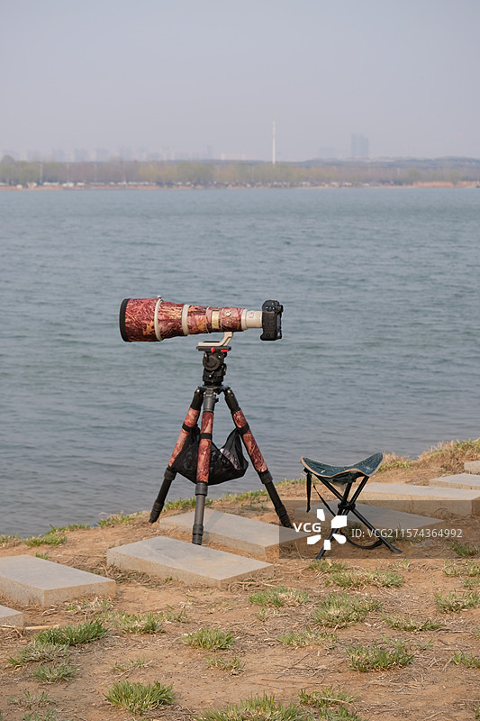 河边。湖边。湖水。河水。风景。相机。三脚架。马扎。长焦镜头图片素材