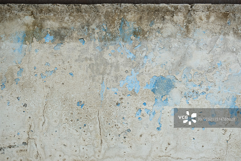 白色斑驳背景墙。沧桑墙面。涂料脱落。高清背景图图片素材