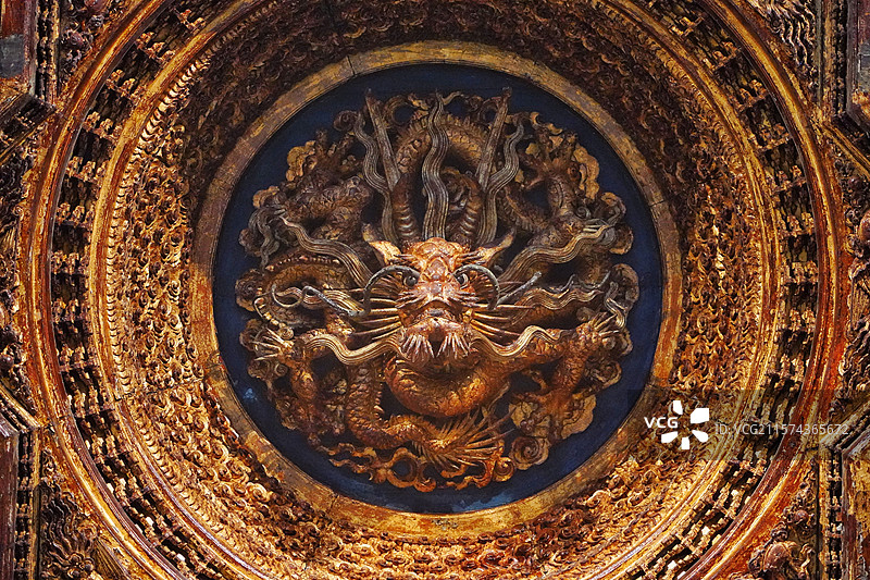 故宫博物院玉出昆冈展览斋宫藻井天花板盘龙木雕图片素材