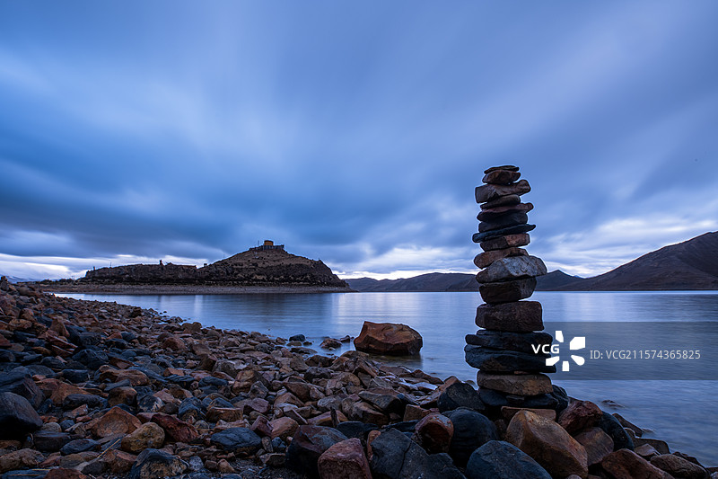 西藏羊卓雍措日托寺玛尼石流云图片素材