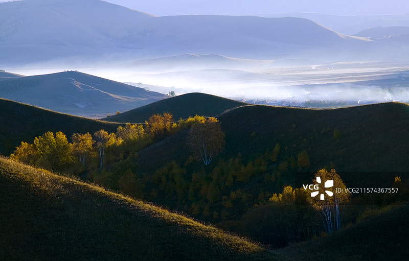 坝上  草原  晨雾  秋天  金秋   黄色 山图片素材