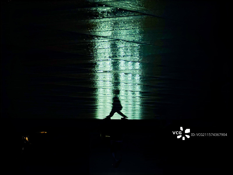 雨中人图片素材