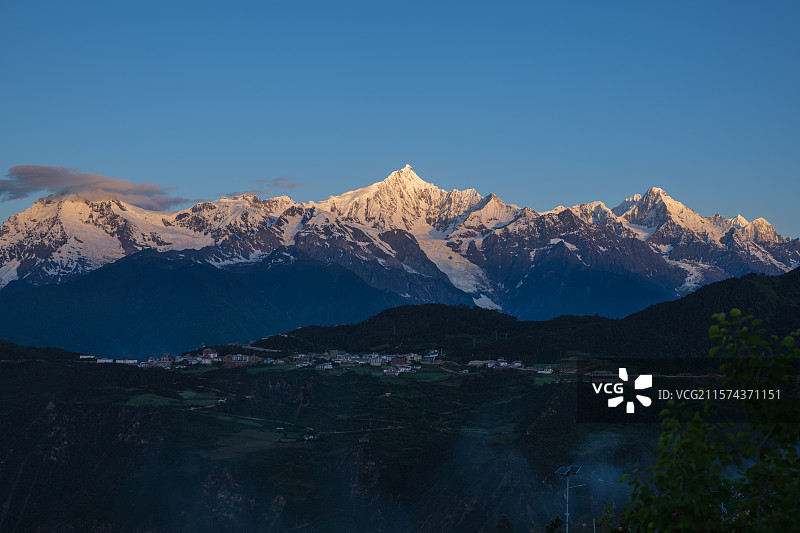 香格里拉梅里雪山卡瓦格博峰日照金山图片素材