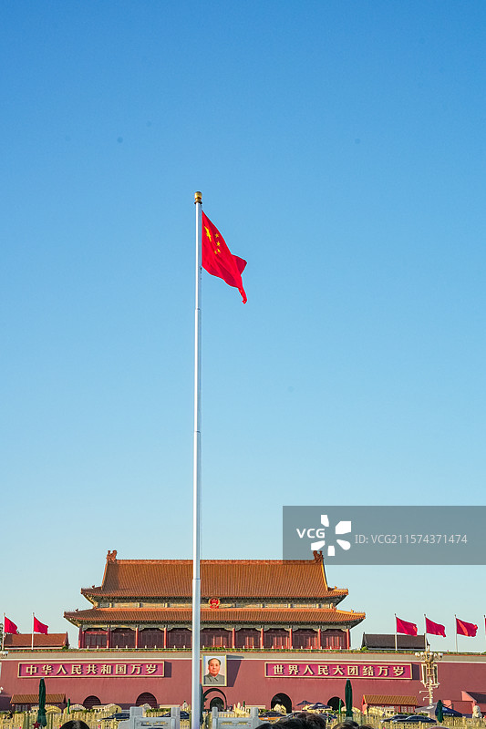 天安门广场看升国旗的人们图片素材