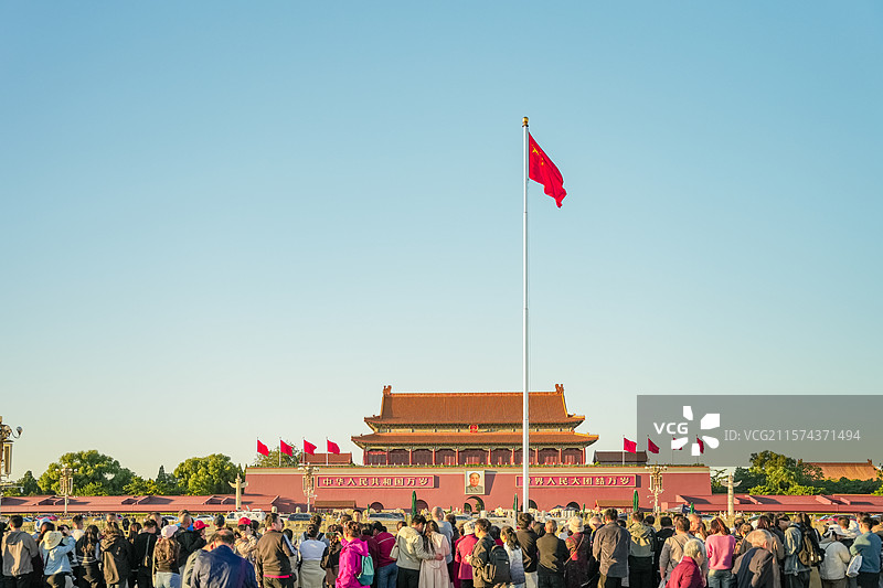 天安门广场看升国旗的人们图片素材