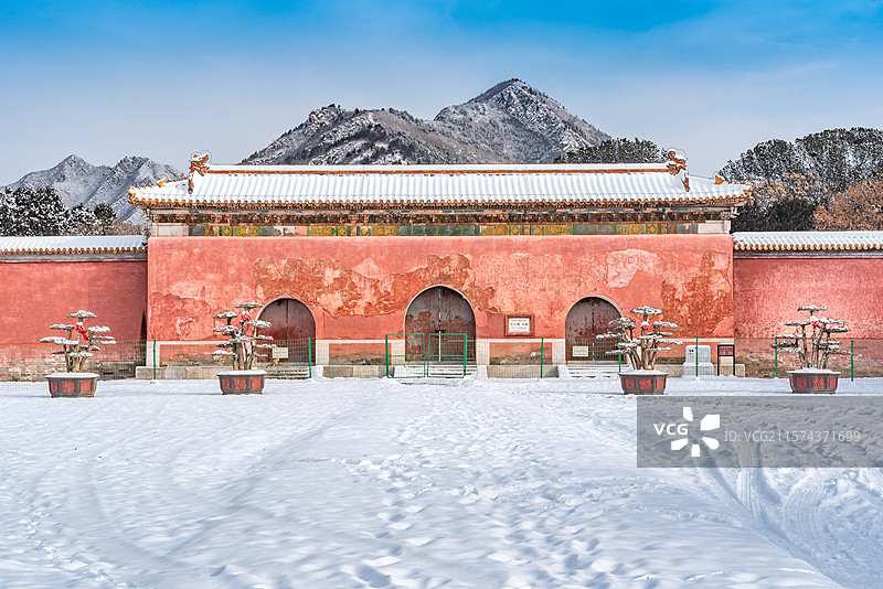 冬天雪后北京明十三陵永陵宫门陵门图片素材