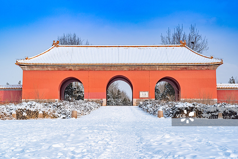 冬天雪后北京明十三陵大宫门大红门图片素材