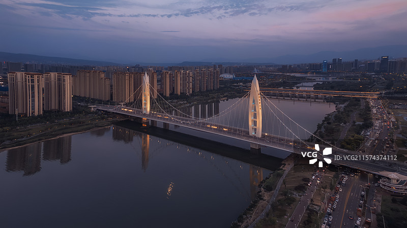 夜幕下的西安灞河元朔大桥图片素材