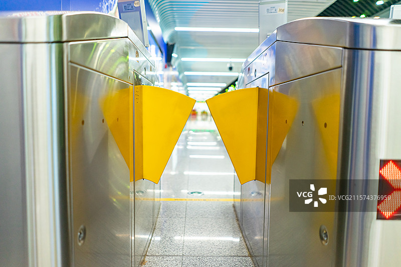 中国城市交通拍摄主题，国内火车交通公共设施，地铁站里的闸机刷票检票机器，室内无人图像摄影图片素材