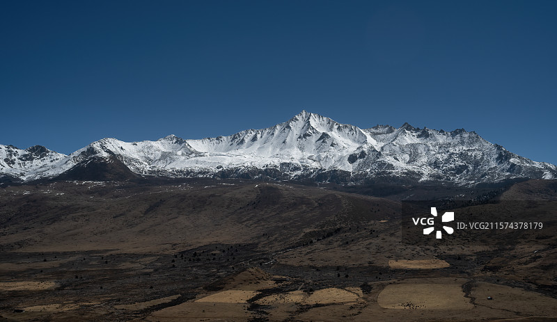 川西青绕神山图片素材
