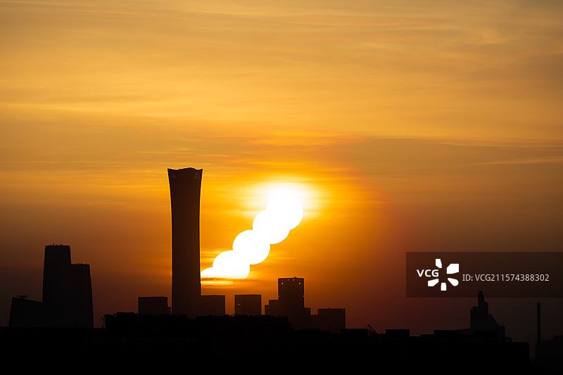 中国尊日出光轨图片素材