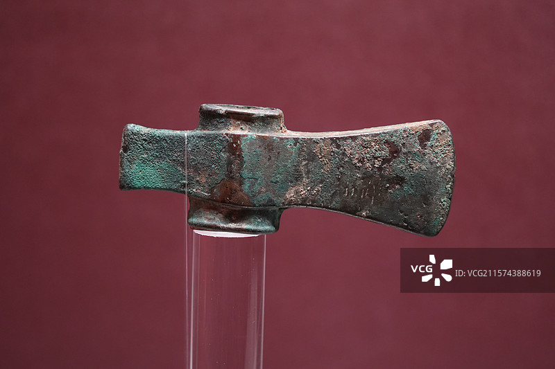 商有銎铜斧图片素材