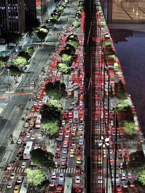 红流   巴西里约热内卢遇上狂欢节，洪流般的车龙，红色尾灯反射在建筑的玻璃幕墙上，形成两道洪流。图片素材