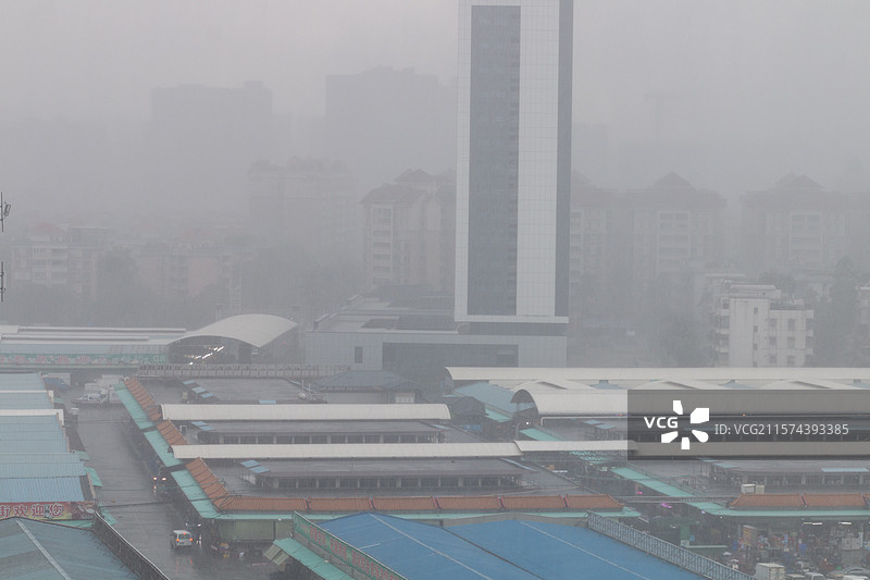 狂风暴雨下的城市风景图片素材