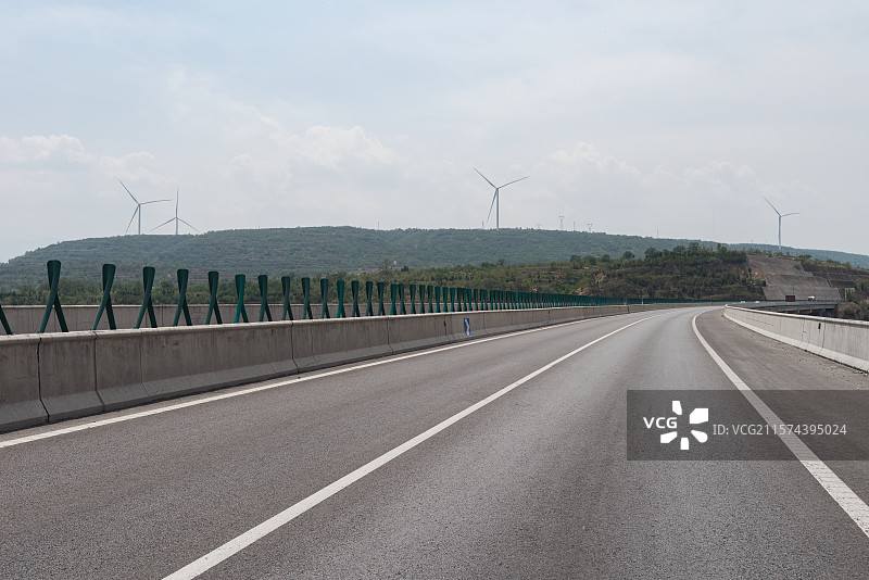 公路通向山风力发电风车图片素材