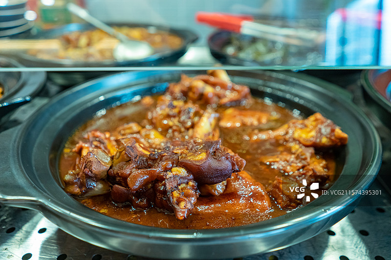 中国餐饮行业饮食产业传统经典中国食品美食拍摄主题，一盘子山东济南特产特色美食卤猪蹄，室内无人图像图片素材