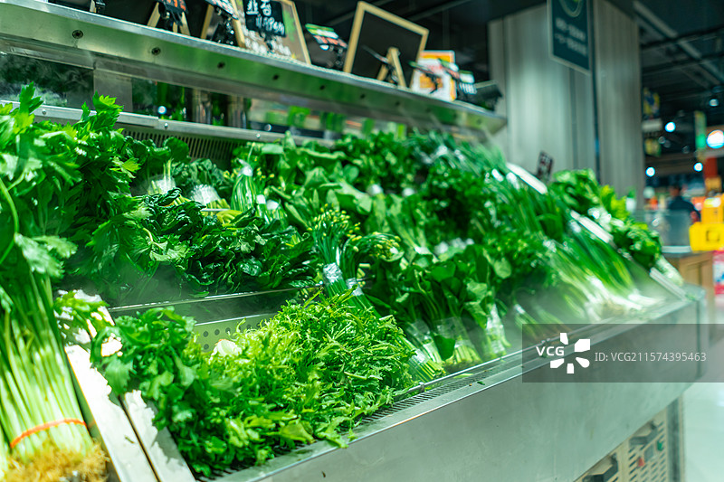 中国蔬菜篮子拍摄主题，菜市场货摊上新鲜的绿色的芹菜西芹茴香生菜，室内无人图像摄影图片素材