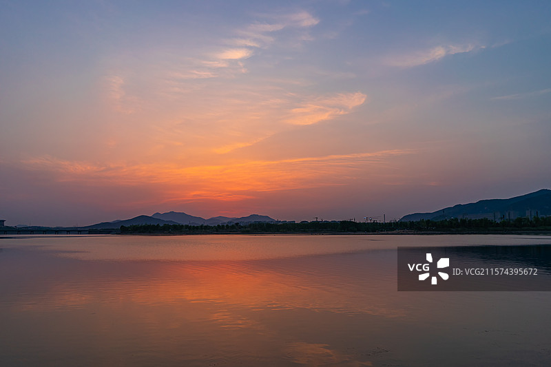 中国非都市风光拍摄主题，山东省泰安市天平湖景区，湖水上看日出日落夕阳晚霞火烧云，户外无人白昼图像摄影图片素材