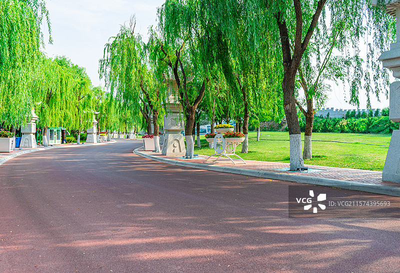 中国非都市风光拍摄主题，山东省泰安市泰山天平湖公园风景区，延伸的步行道路和石头佛塔，户外白昼无人摄影图片素材