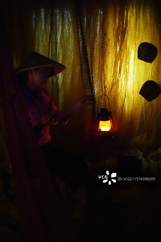 畲女织网编织霞浦海的故事图片素材