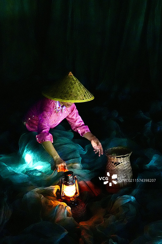 畲女织网编织霞浦海的故事图片素材