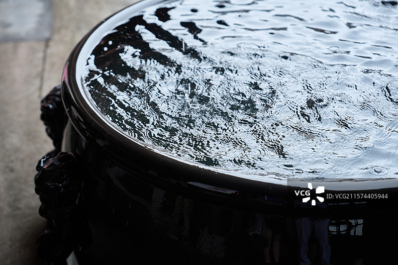 雨落水缸图片素材