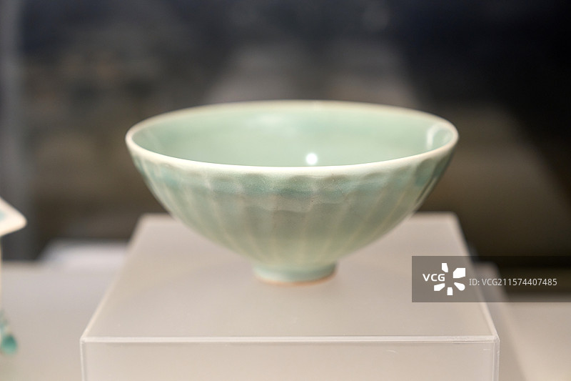 南宋德寿宫遗址博物馆龙泉窑青釉刻莲瓣纹碗图片素材