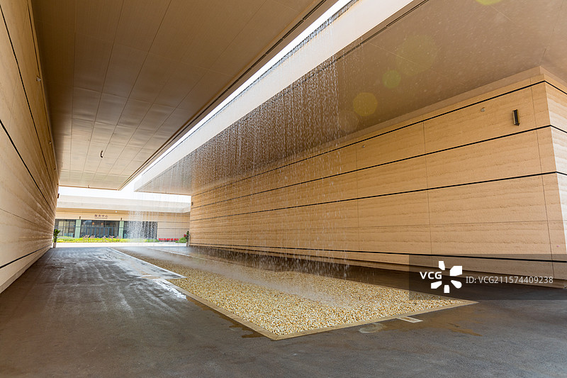 郑州市大河村考古遗址公园，大河村遗址博物馆，8米高的水幕图片素材