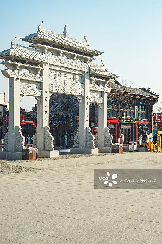 中国山东省泰安市著名景点泰山秀城民国风旅游景区，低视角仰拍泰安府牌坊，户外白昼无人图像摄影图片素材