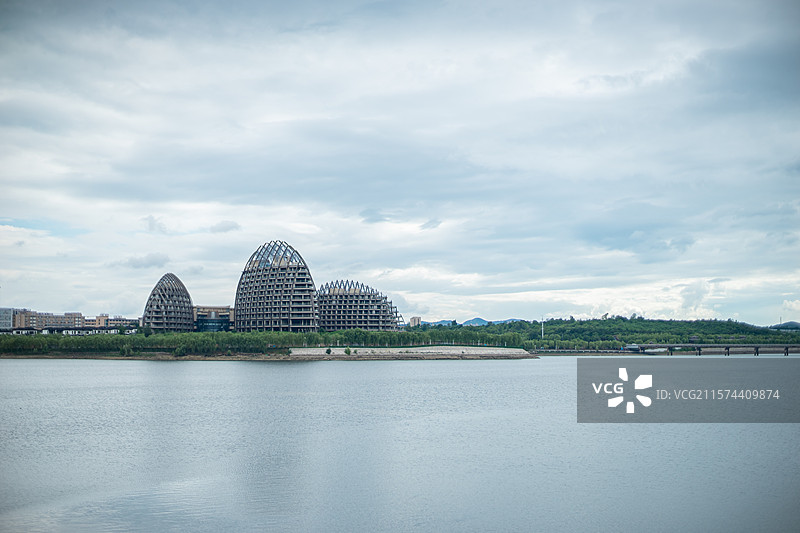 中国非都市风光拍摄主题，山东省泰安市岱岳区天平湖景区，河岸的现代建筑帆船酒店，户外白昼无人图像摄影图片素材