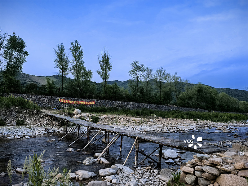 乡村木桥与溪流图片素材