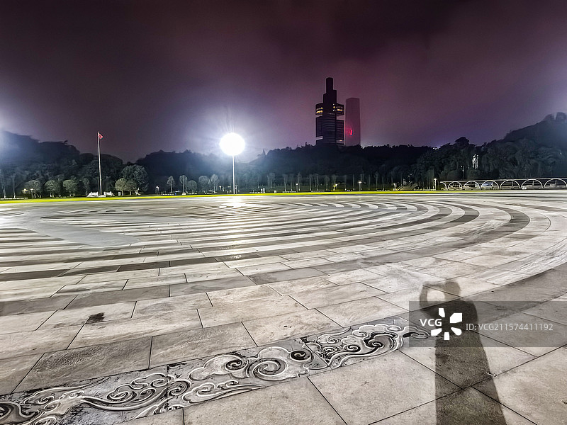 中国贵州省贵阳市观山湖公园民族联欢大广场夜景，灯光草坪大广场，灯光大广场图片素材