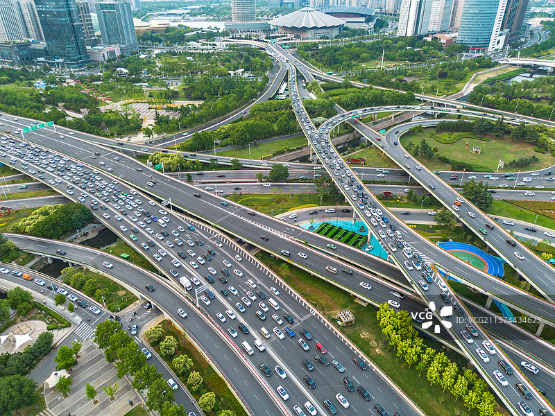河南郑州郑东新区金水路立交桥晚高峰拥堵的车流高空航拍图片素材