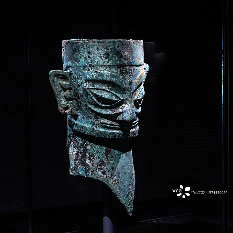 德阳广汉三星堆博物馆展出的商青铜人头像(平头)图片素材