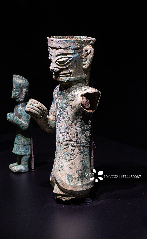 德阳广汉三星堆博物馆展出的商青铜立人像图片素材
