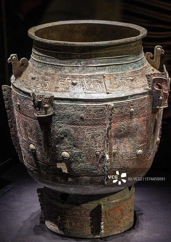 德阳广汉三星堆博物馆展出的商青铜圆罍图片素材