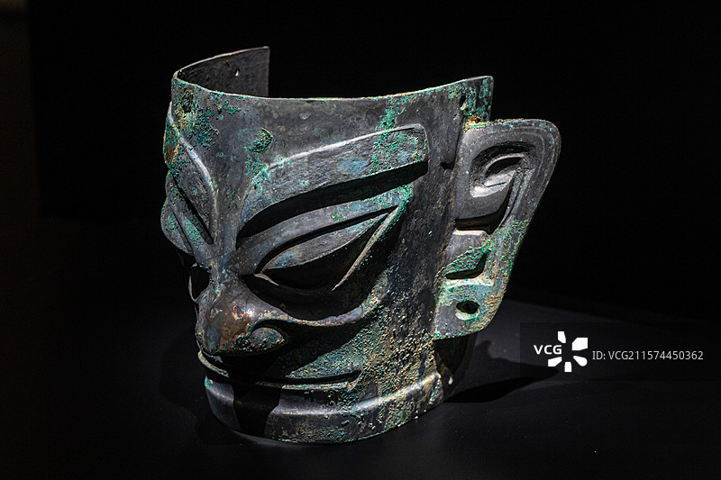 德阳广汉三星堆博物馆展出的商青铜人面具图片素材