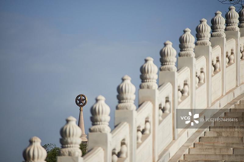 北京玉渊潭公园八一湖中堤桥汉白玉栏杆和军事博物馆上的五角星图片素材